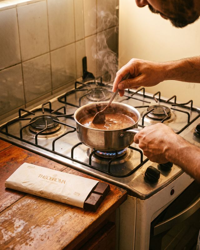 Cliente com Cacau Puro: puro homem panela fogao