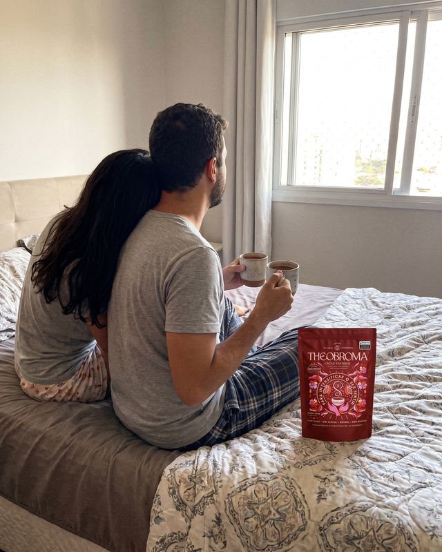Cliente com Cacau Tântrico: tantrico casal de costas cama