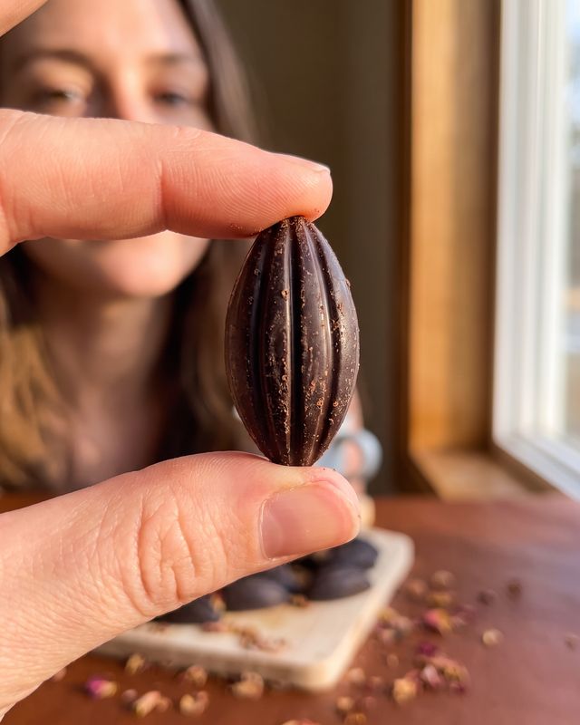 Cliente com cacau Theobroma: pepita macro rosto desfocado
