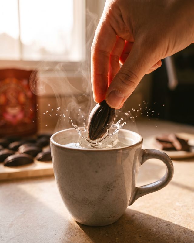 Cliente com cacau Theobroma: pepita caindo na xicara